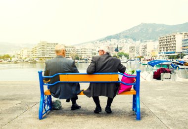 İki son sınıf öğrencisi bir bankta oturup deniz manzarasını izliyorlar.