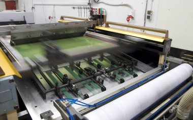 UV vernik makinesi hareket halinde