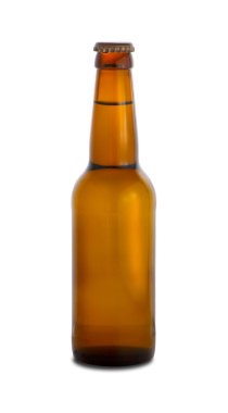 Beyaz arka planda izole edilmiş kahverengi bira şişesi