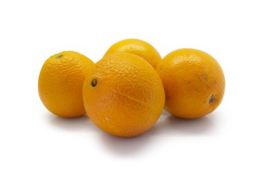 Portakallar beyaz arkaplanda izole edilmiş