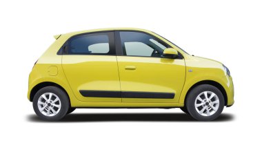 Fransız küçük sarı hatchback arabası beyaz arka planda izole edilmiş.