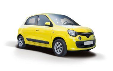 Fransız küçük sarı hatchback arabası beyaz arka planda izole edilmiş.