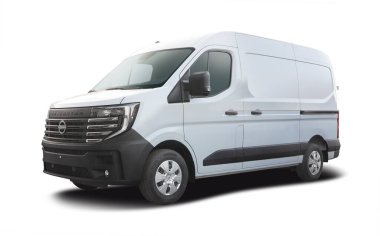 Nissan Interstar beyaz arka planda izole edilmiş büyük beyaz minibüs