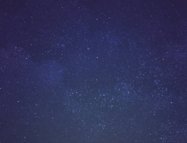 Arka planda yıldızlar olan gece gökyüzü. Evren