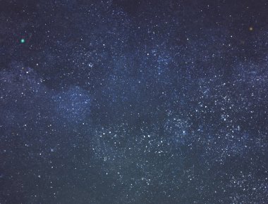 Arka planda yıldızlar olan gece gökyüzü. Evren