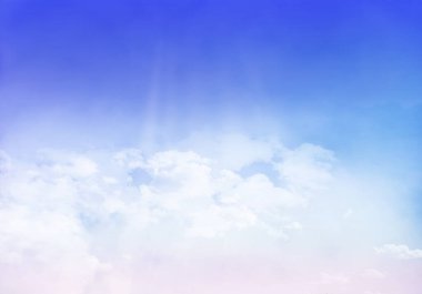 Arka planda bulutlar olan doğal mavi gökyüzü