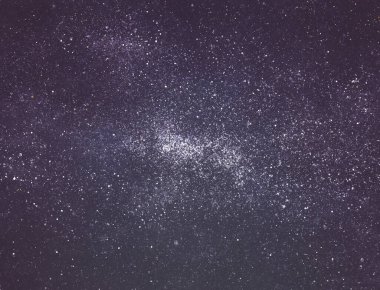 Arka planda yıldızlar olan gece gökyüzü. Evren