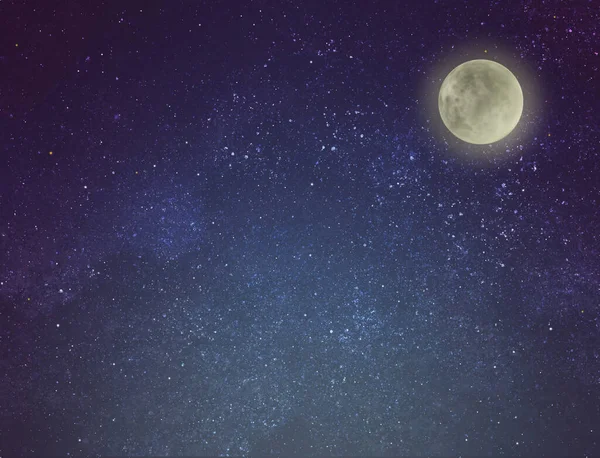 以星星和月亮为背景的夜空 — 图库照片