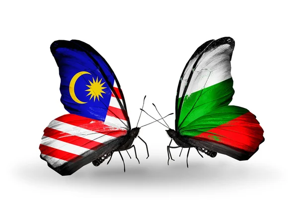 Farfalle con le bandiere di Malesia e Bulgaria sulle ali — Foto Stock