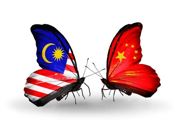 Kelebek kanatları üzerinde Çin ve Malezya bayrakları ile — Stok fotoğraf