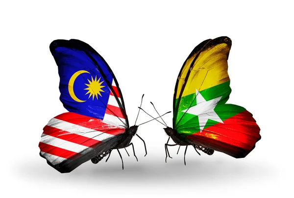 Farfalle con bandiere Malaysia e Myanmar sulle ali — Foto Stock