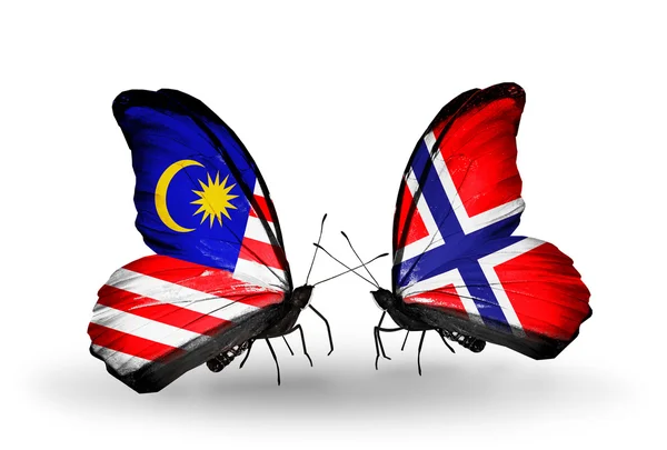 Farfalle con bandiere Malesia e Norvegia sulle ali — Foto Stock