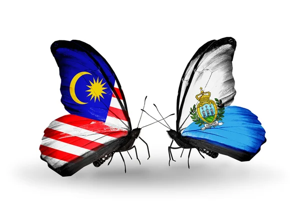 Farfalle con bandiere Malesia e San Marino sulle ali — Foto Stock