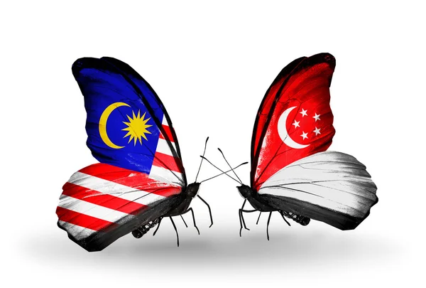 Borboletas com bandeiras da Malásia e Singapura em asas — Fotografia de Stock