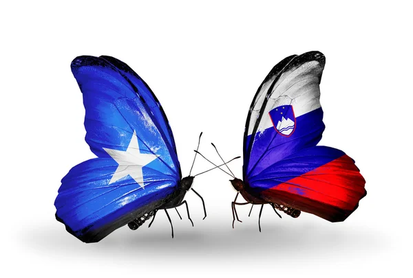 Mariposas con banderas de Somalia y Eslovenia en alas — Foto de Stock