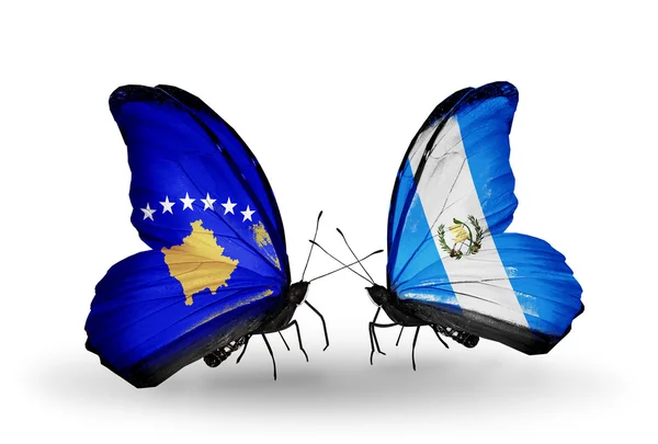 Fjärilar med Kosovo och Guatemala flaggor — Stockfoto