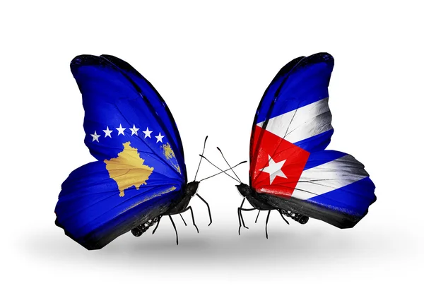 Mariposas con banderas de Kosovo y Cuba — Foto de Stock