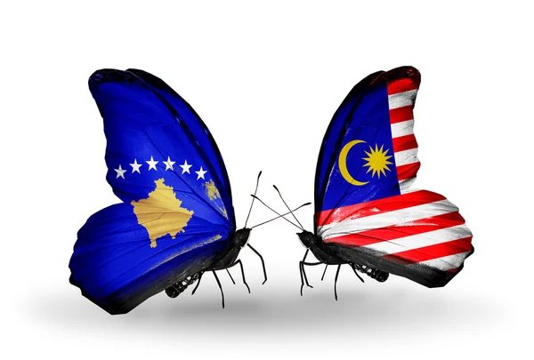 Borboletas com bandeiras do Kosovo e da Malásia — Fotografia de Stock