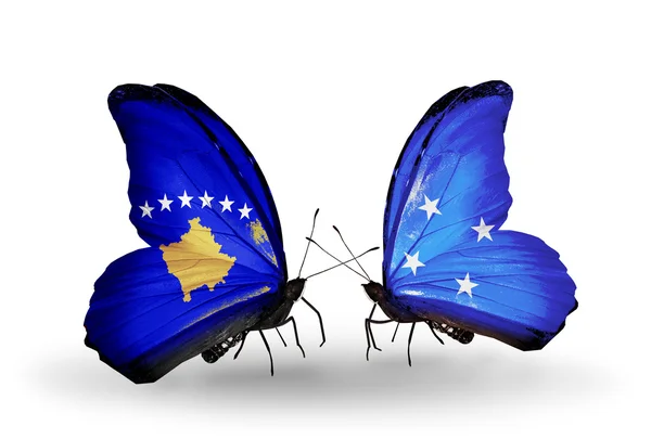 Farfalle con bandiere del Kosovo e della Micronesia — Foto Stock