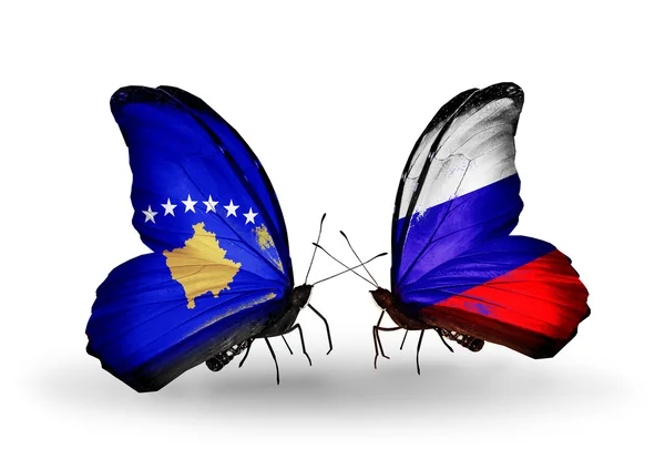 Mariposas con banderas de Kosovo y Rusia — Foto de Stock