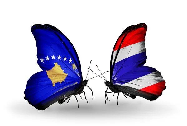 Farfalle con bandiere Kosovo e Thailandia — Foto Stock