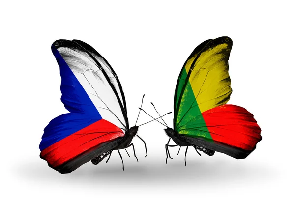 Farfalle con bandiere ceche e del Benin — Foto Stock