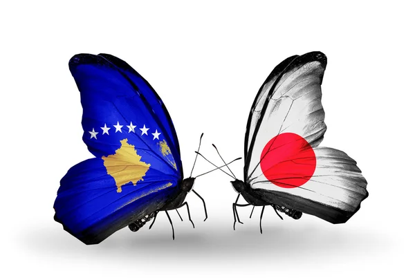 Vlinders met Kosovo en Japan vlaggen — Stockfoto