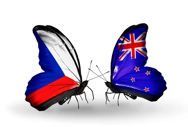 Sommerfugler med tsjekkiske og newzealandske flagg – stockfoto