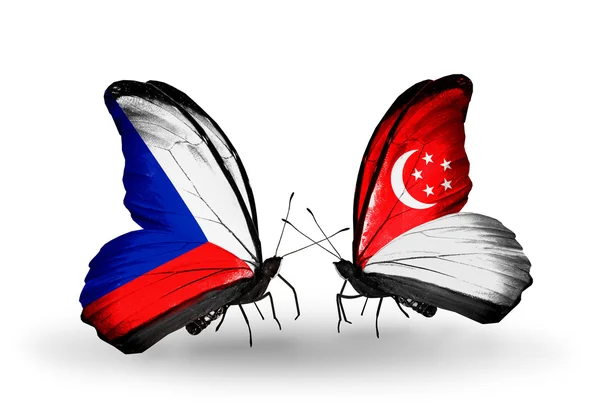 蝴蝶与捷克和新加坡国旗 — 图库照片