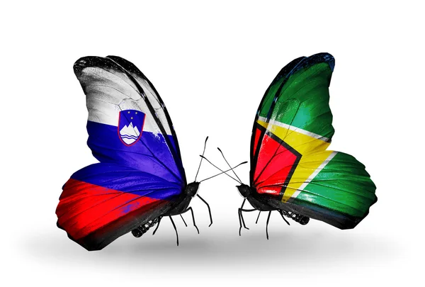Farfalle con bandiere Slovenia e Guyana — Foto Stock