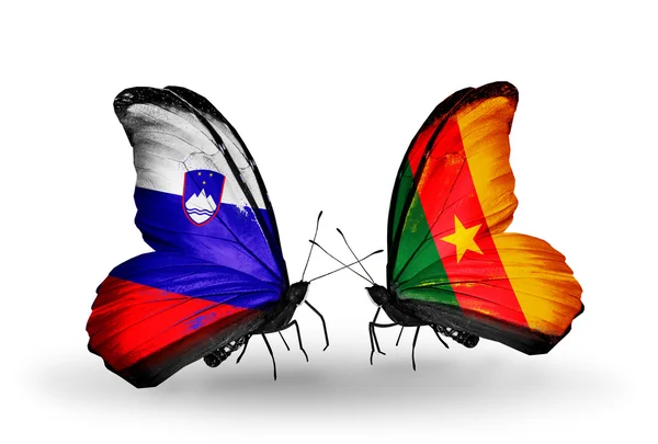 Fjärilar med Slovenien och Kamerun flaggor — Stockfoto