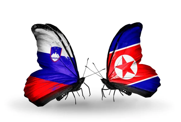 Mariposas con banderas de Eslovenia y Corea del Norte — Foto de Stock