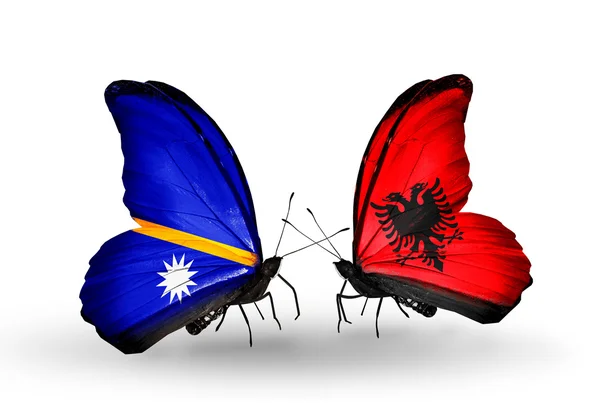 Mariposas con banderas de Nauru y Albania — Foto de Stock