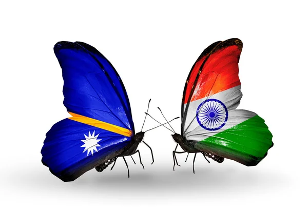 Kelebekler Nauru ve Hindistan bayrağı ile — Stok fotoğraf