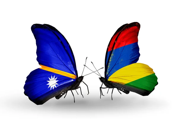 Vlinders met Nauru en Mauritius vlaggen — Stockfoto