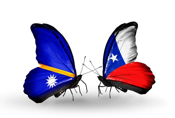 Mariposas con banderas de Nauru y Chile — Foto de Stock