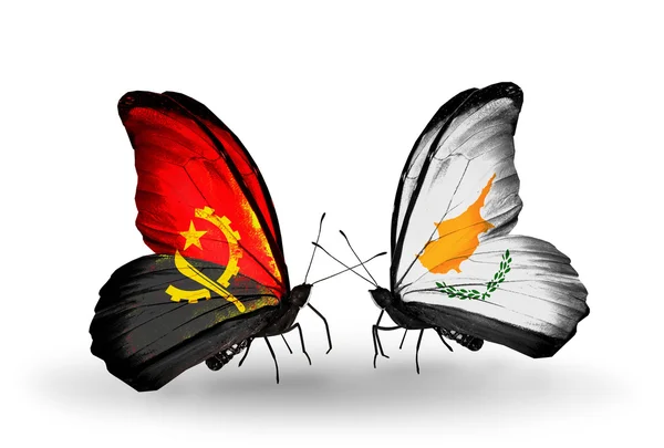 Farfalle con bandiere Angola e Cipro — Foto Stock