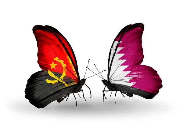 Farfalle con bandiere Angola e Qatar — Foto Stock