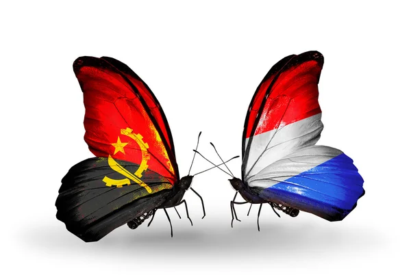 Farfalle con bandiere Angola e Lussemburgo — Foto Stock