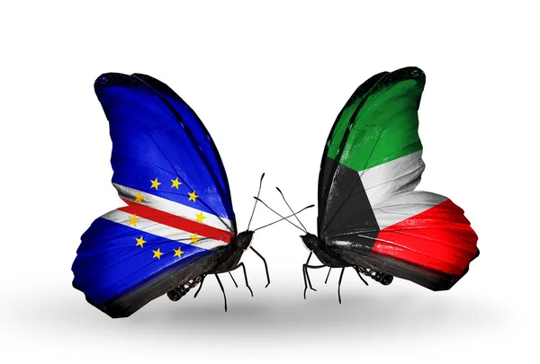 Cape Verde ve Kuveyt bayrakları taşıyan kelebekler — Stok fotoğraf