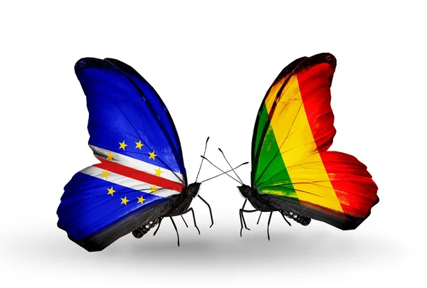 Cape Verde ve Mali bayrakları taşıyan kelebekler — Stok fotoğraf