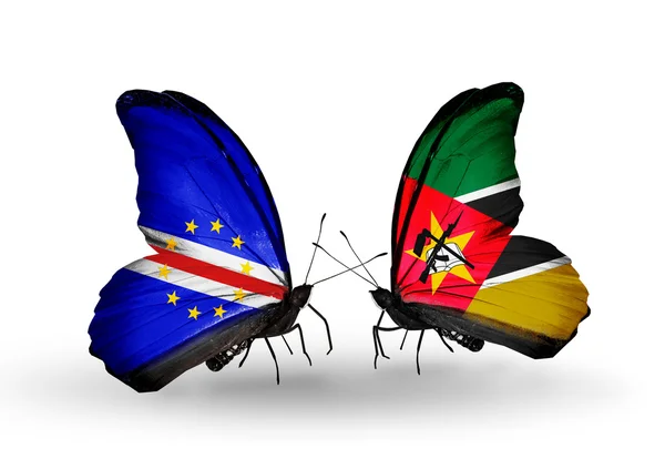 Бабочки с флагами Кабо-Верде и Мозамбика — стоковое фото