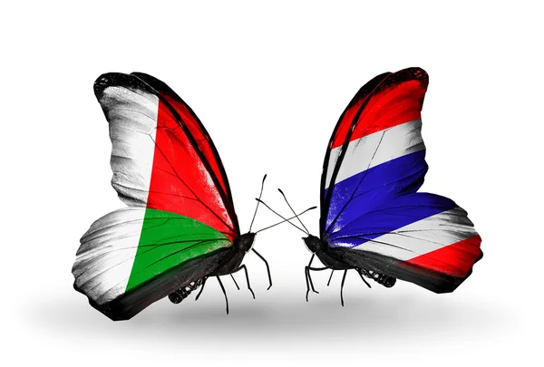 Papillons avec drapeaux Madagascar et Thaïlande — Photo