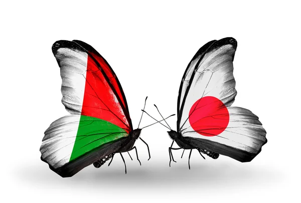 Papillons avec drapeaux Madagascar et Japon — Photo