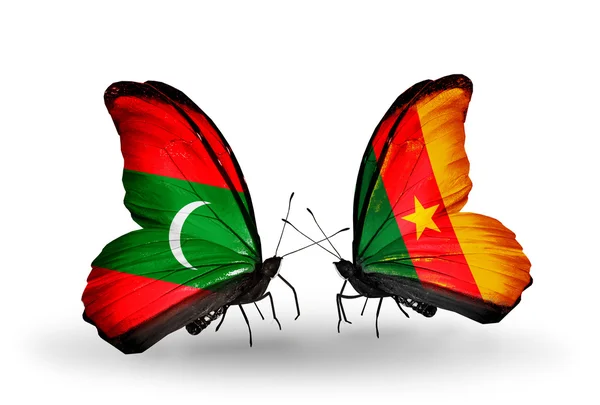 Fjärilar med Maldiverna och Kamerun flaggor — Stockfoto