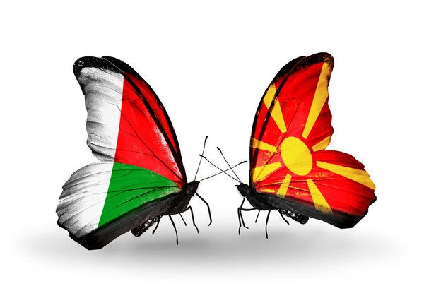 Farfalle con bandiere Madagascar e Macedonia — Foto Stock