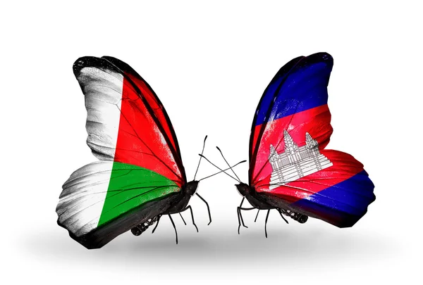 Farfalle con bandiere Madagascar e Cambogia — Foto Stock