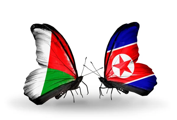 Farfalle con bandiere Madagascar e Corea del Nord — Foto Stock