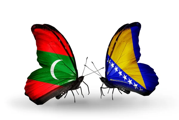 Fjärilar med Maldiverna och Bosnien och Hercegovina flaggor — Stockfoto
