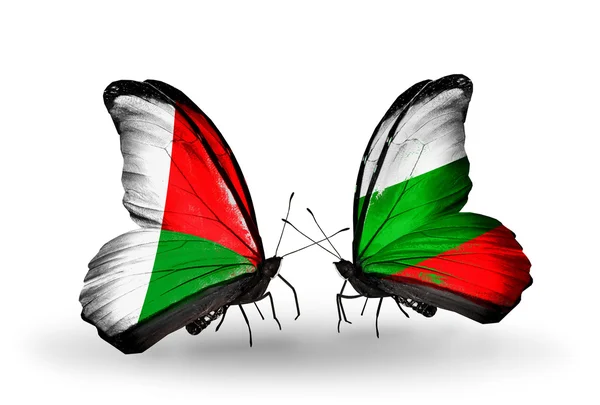 Mariposas con banderas de Madagascar y Bulgaria — Foto de Stock